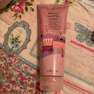 Bath and Body Works Berry Waffle Cream
